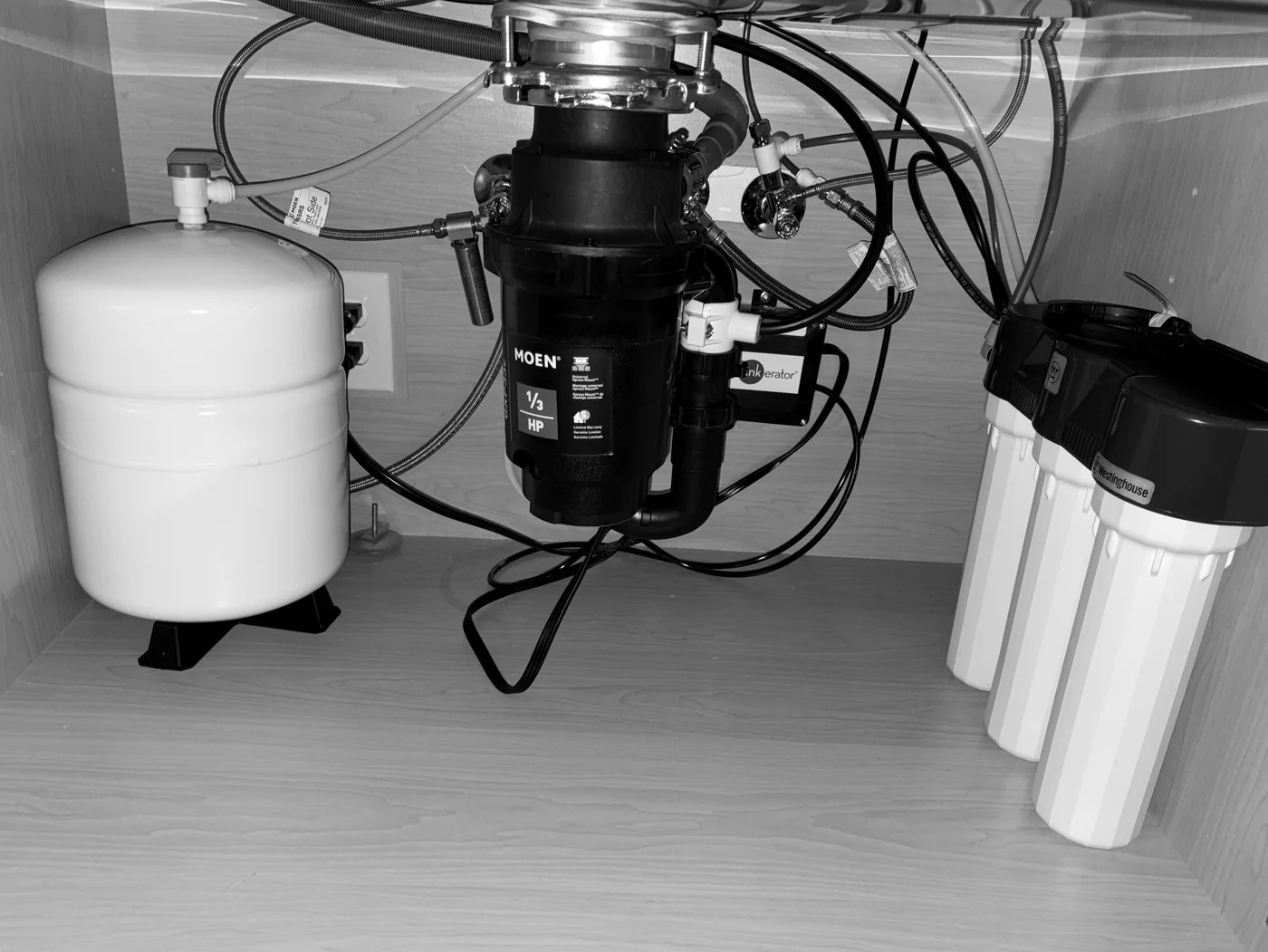 Compact reverse osmosis filtration and storage equipment under a sink